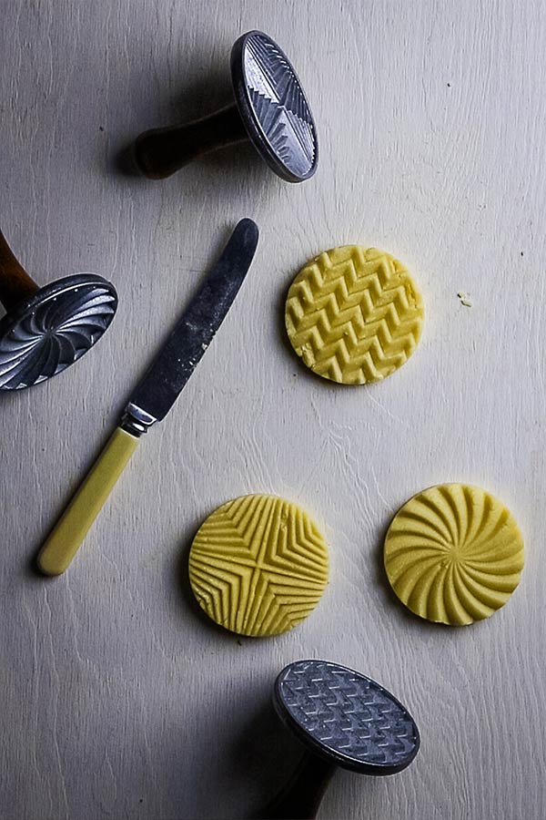 embossed round shortbread cookies