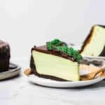 mint chocolate cheesecake with oreo crust